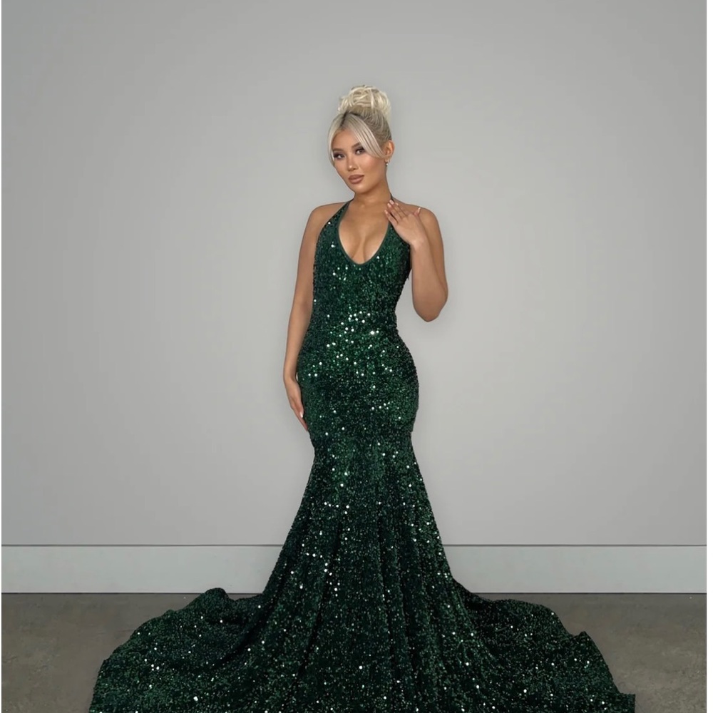 Elegant Emerald Green Sequin Evening Gown
